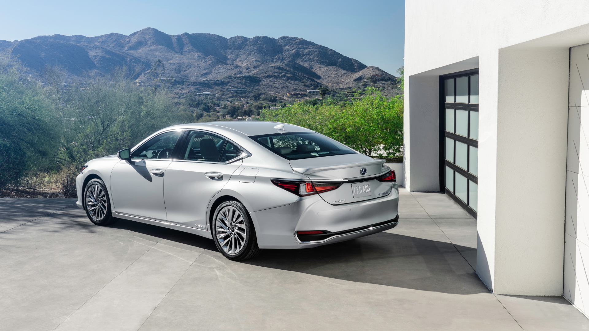 2021 Lexus ES. (Overseas model shown. Australian specifications & features may differ. See your Lexus dealer for details.)